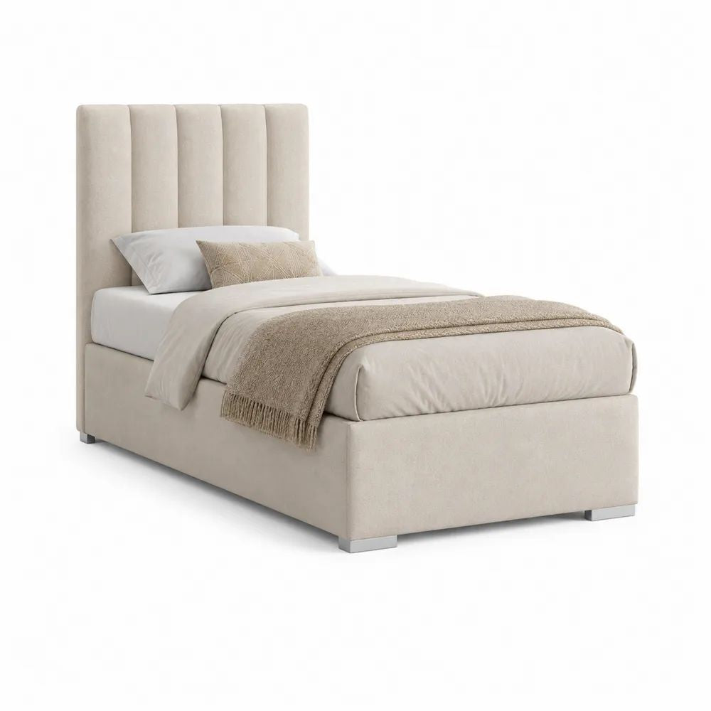 Lit simple rembourré en velours polyester beige avec tête de lit à panneaux verticaux et pieds argentés, couchage 90 x 190 cm, dimensions 205 x 105 x 130 cm